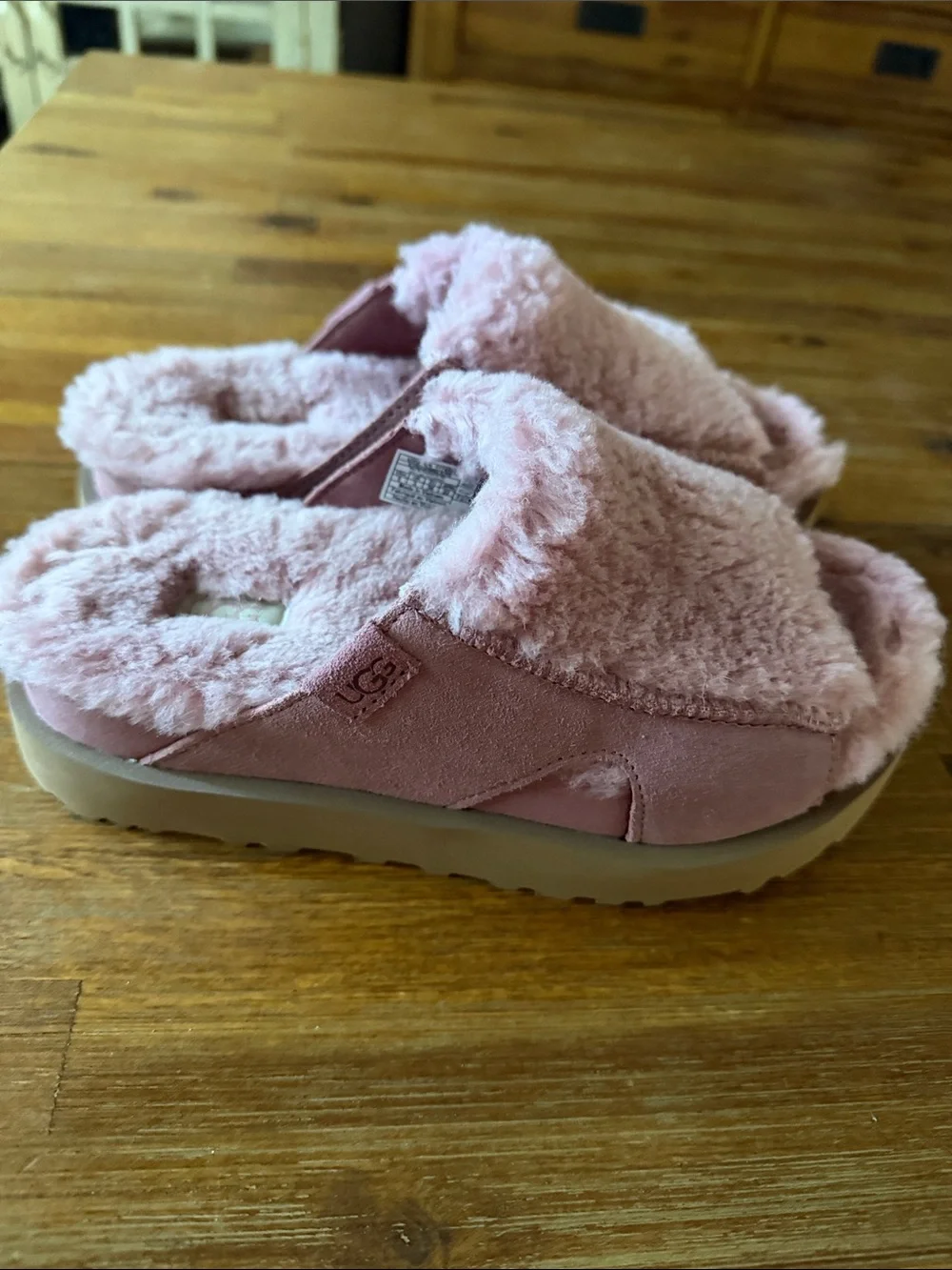 UGG Kids Cozy Shearling Open-Toe Slippers - Pink